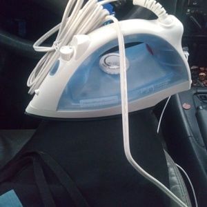 **Brand New** IRON WITH BOX !!!!